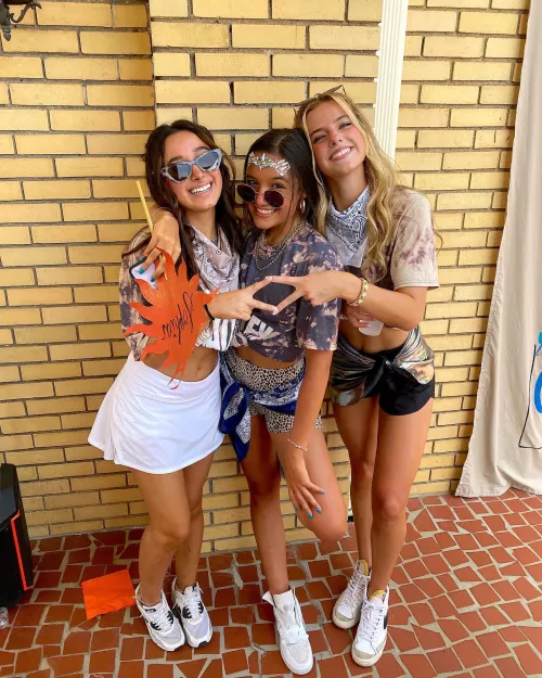 Pretty girls by Wallydinger123