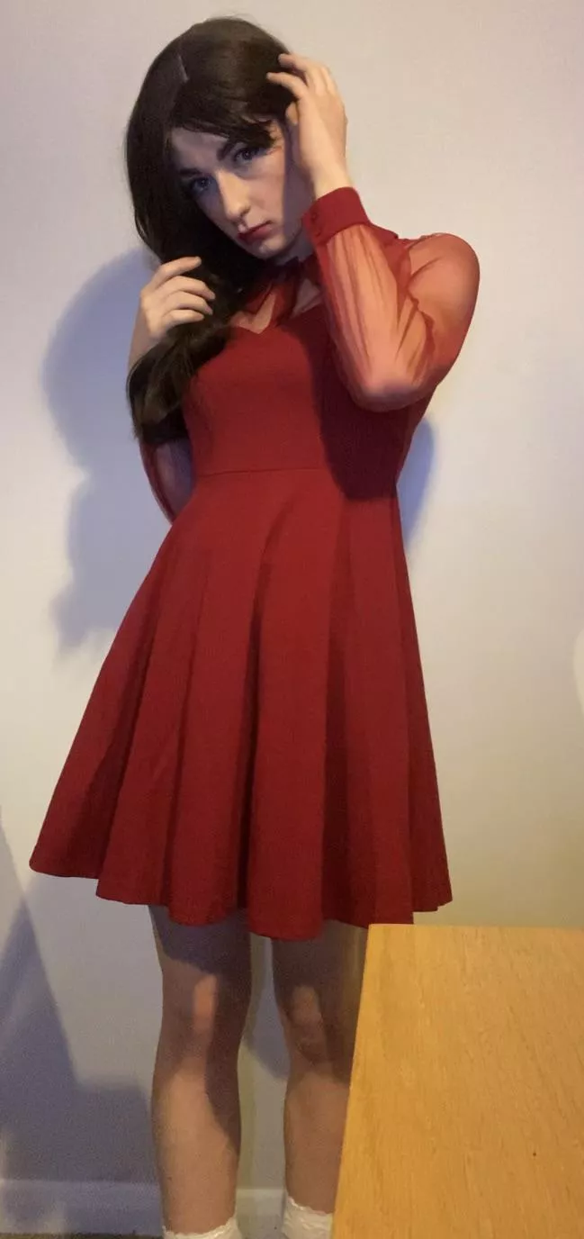 Red 👗 posted by User_02002