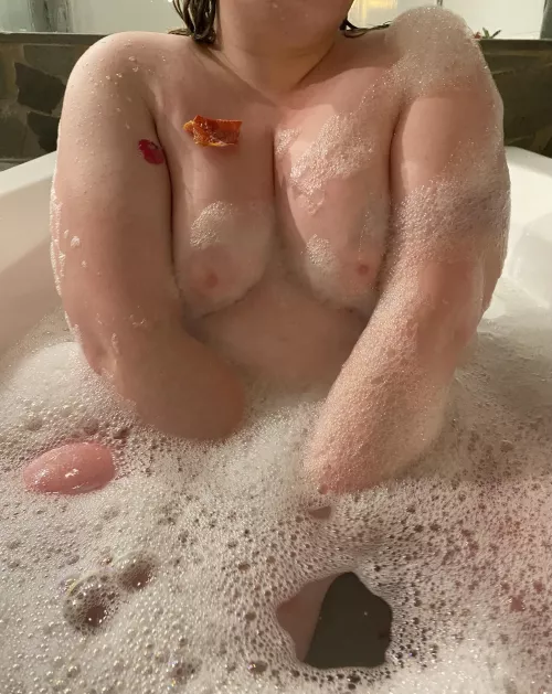 Roses and bubbles aren’t the only thing that I want to be covered in this Valentine’s Day 😈 by boobmcboob