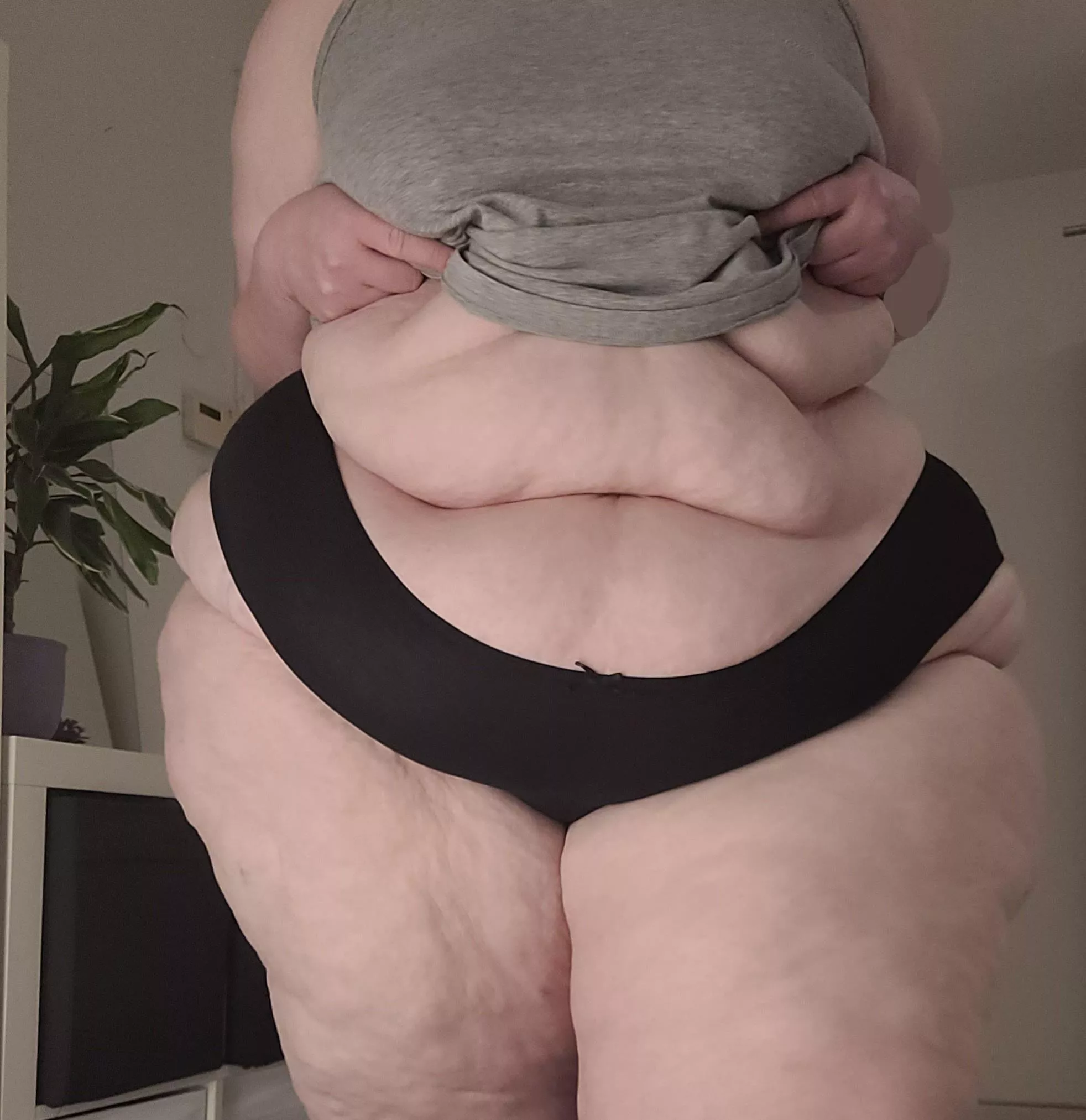 there is plenty for you to grab onto 😌 posted by experimental-bbw