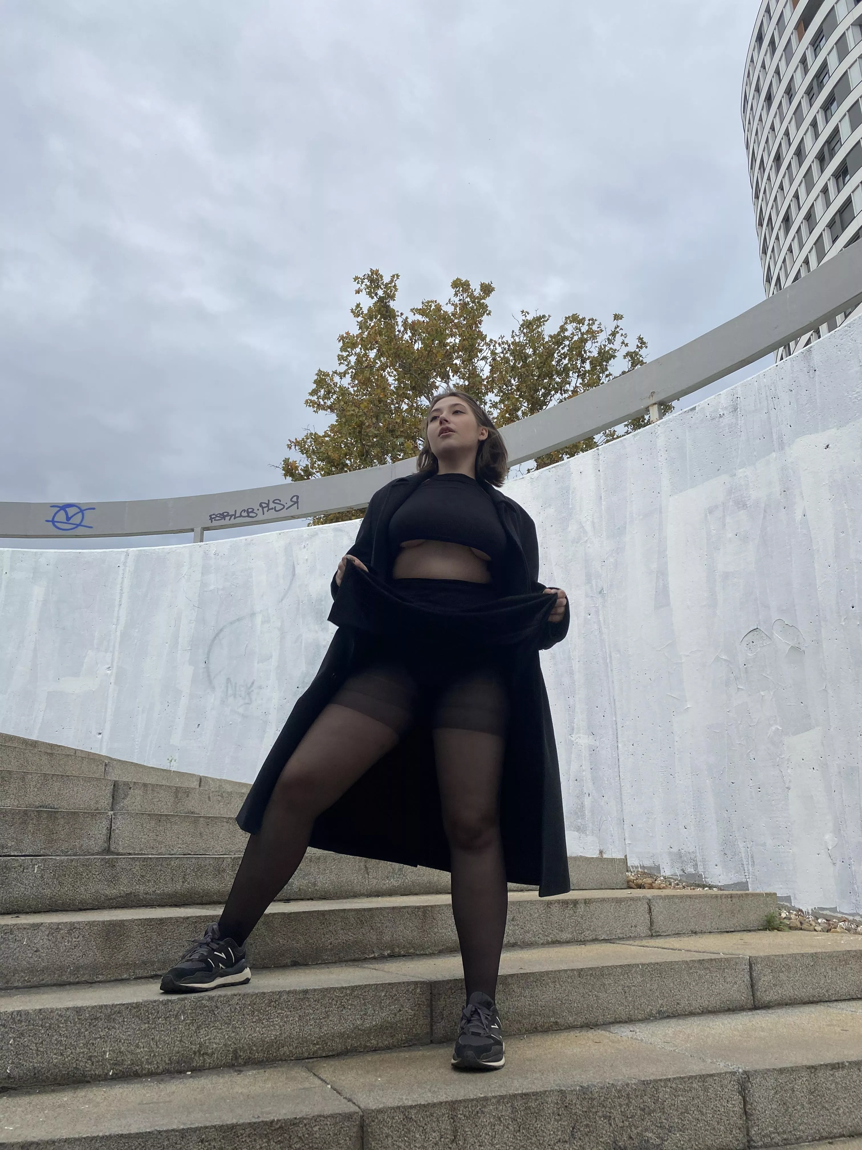 Wanna see this set on the first date? posted by Felranna