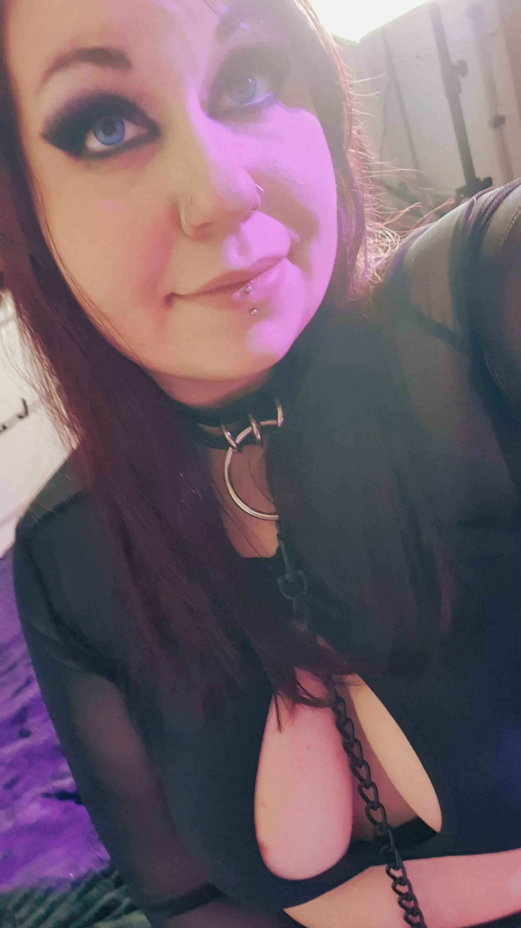 What do you think, should the leash stay on? 🔗 posted by slaveclairebear