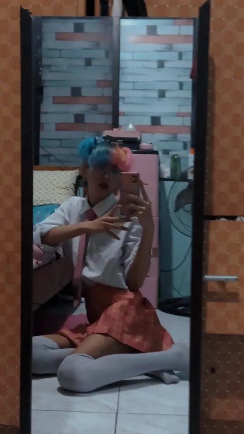 anyone wanna lay beside me on the bed?🥺 by Iyochii_