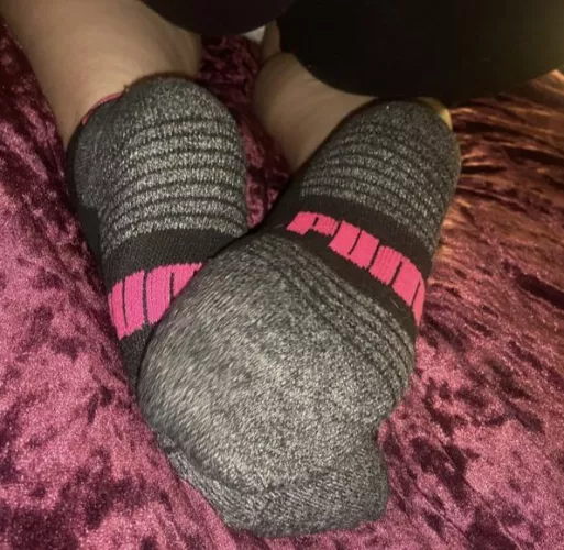 Bow down and kiss my toes🖤 by shysockbunnii