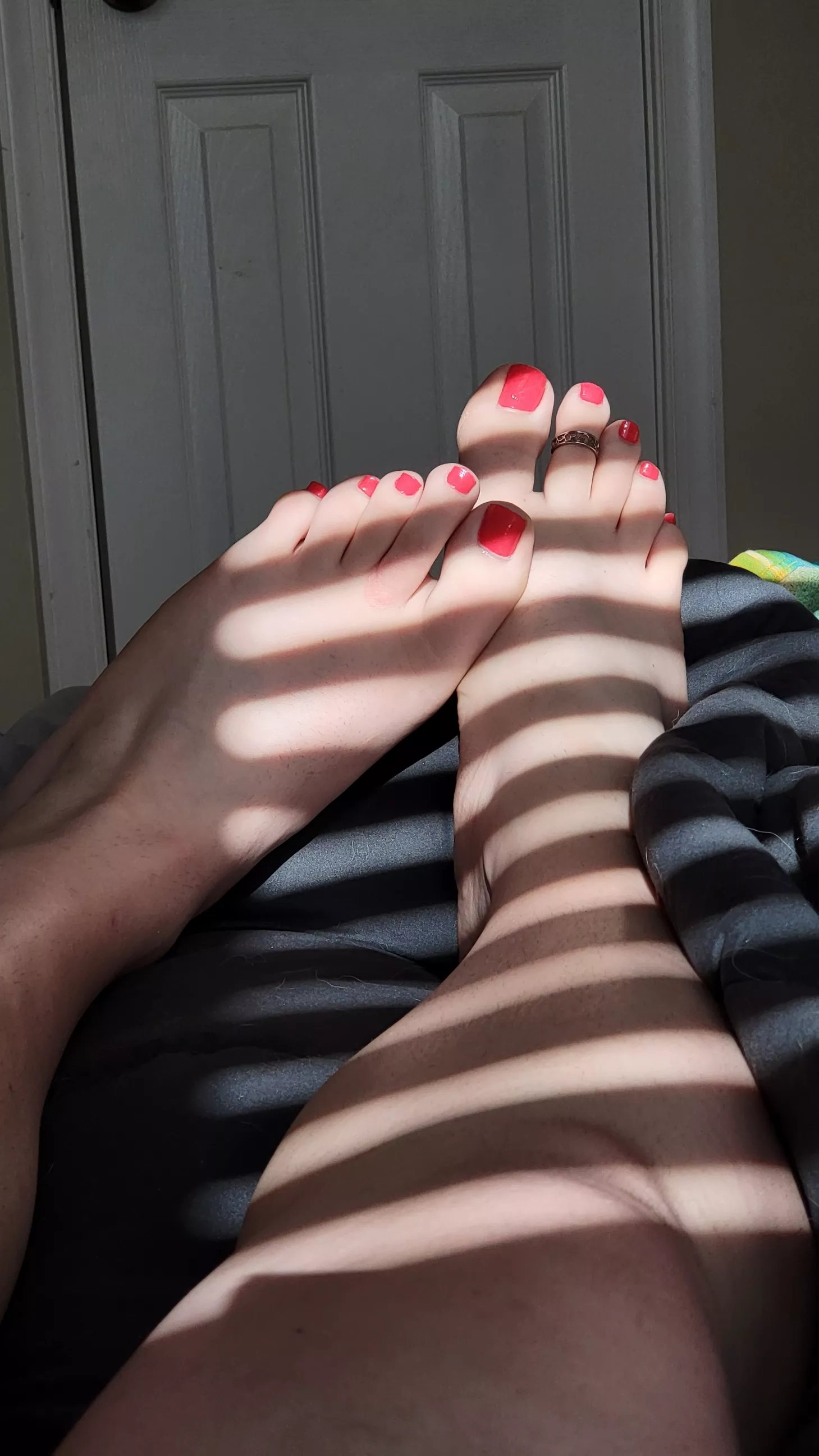 Cum worship my feet in the morning light 🔆 posted by sluttycharli