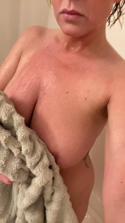 Fresh out of the shower 🚿 by HopefulFuture09