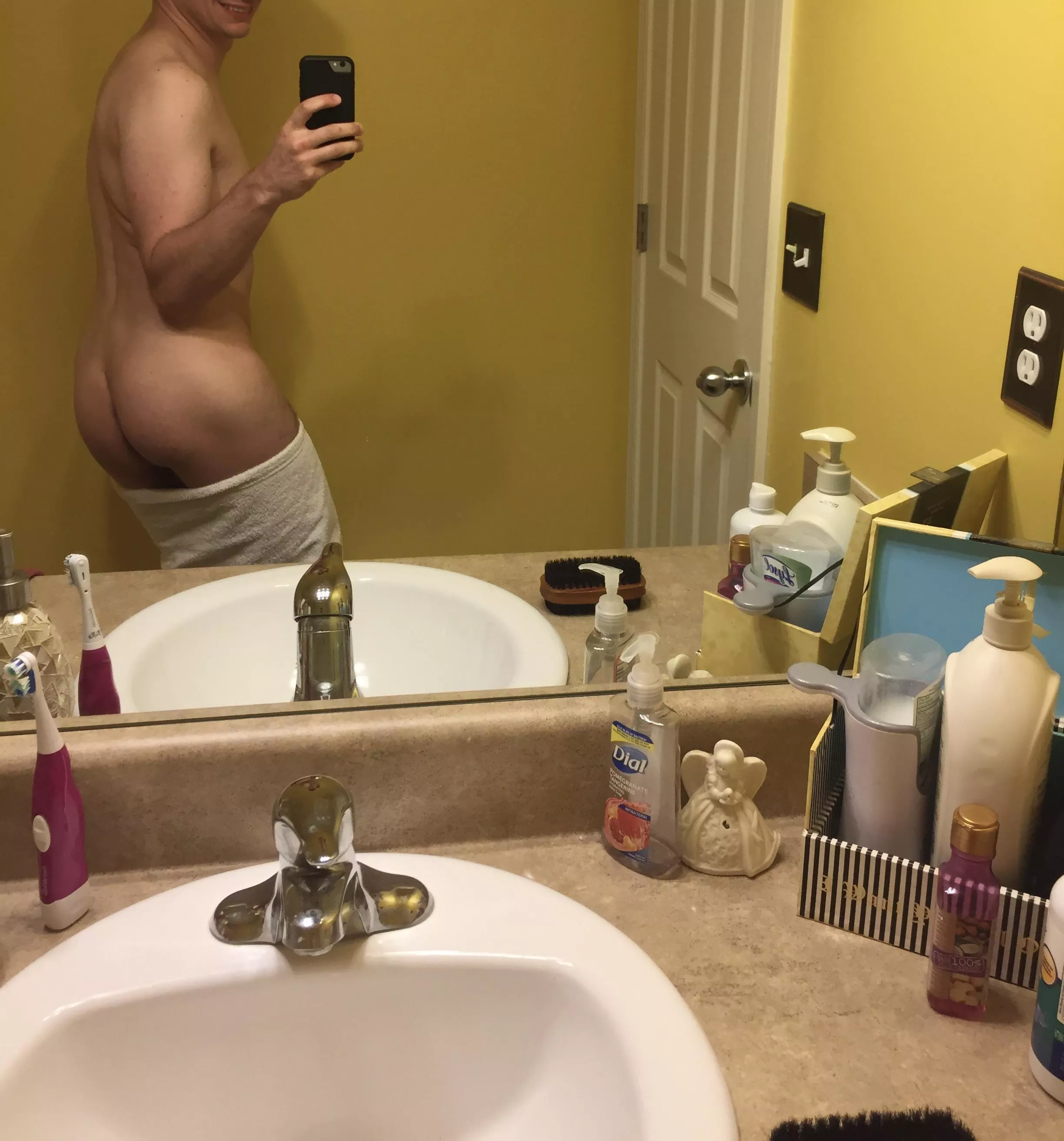 Got a request for another banger of this big butt. Any comment gets to hit it 😜 posted by nickifuckedmyass