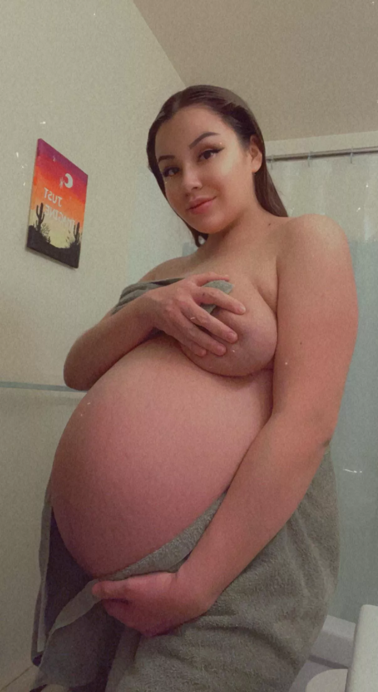 In my last week of pregnancy 🤰🏽 posted by Reneelushxo