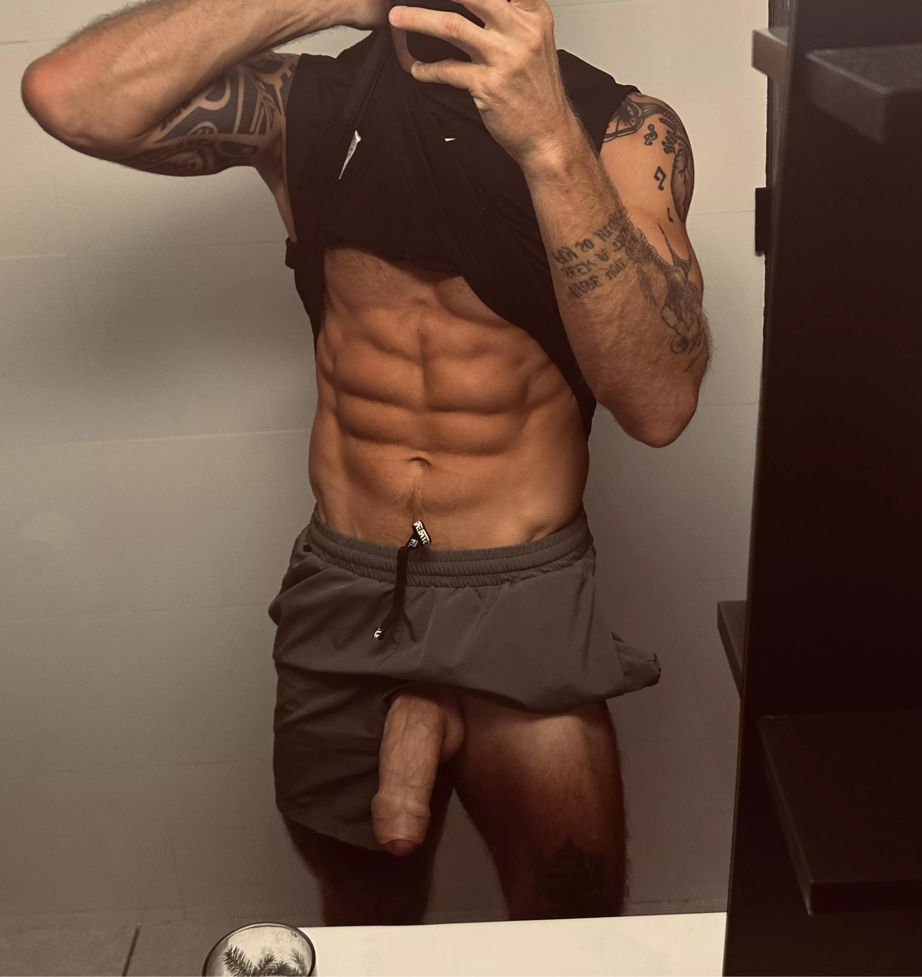 Just hanging out (OC) posted by Fittfiddle