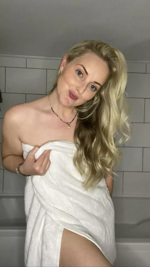 Oh hey there [f] by Aria_Sophie