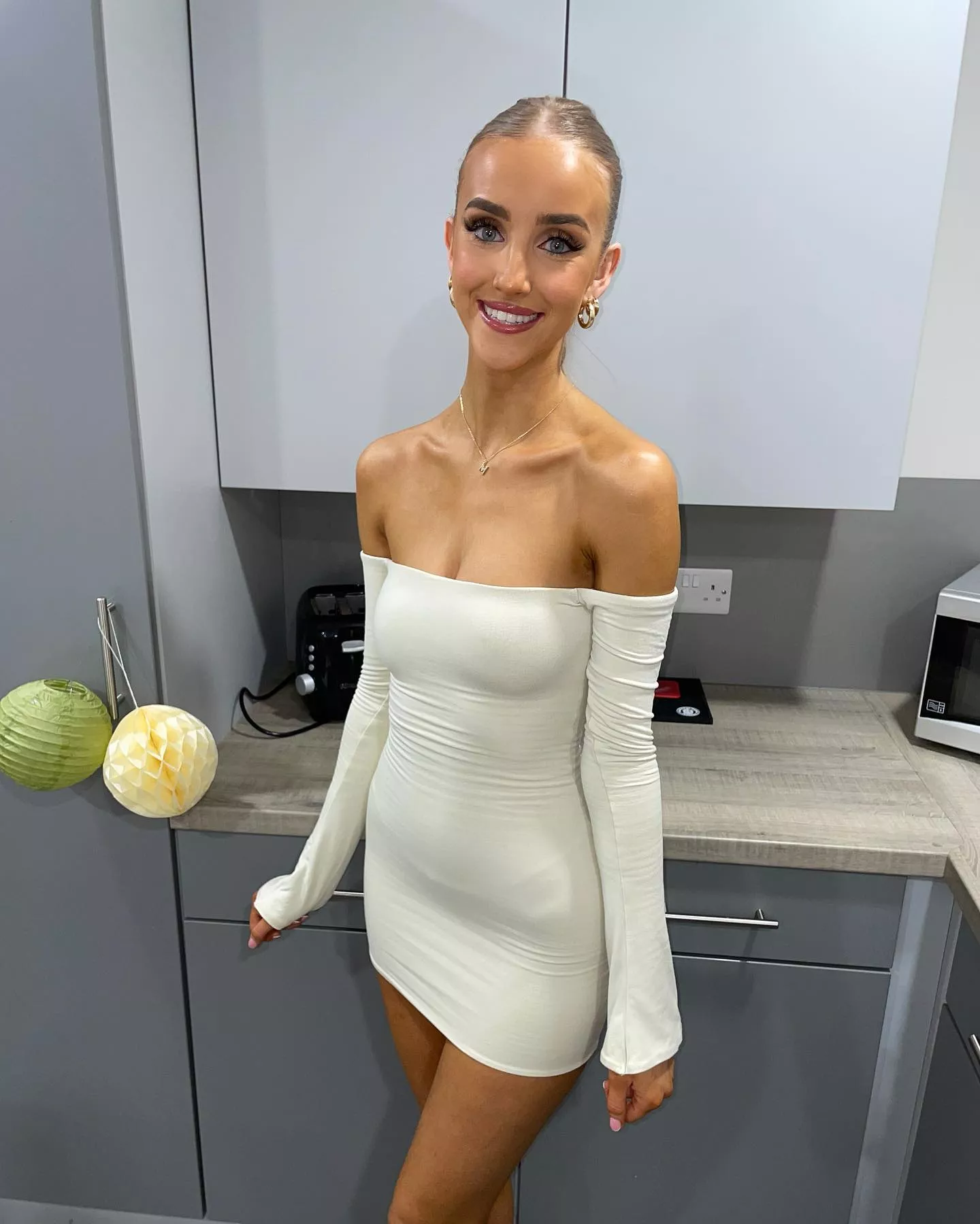 Slender hottie posted by Intrepid_Librarian99