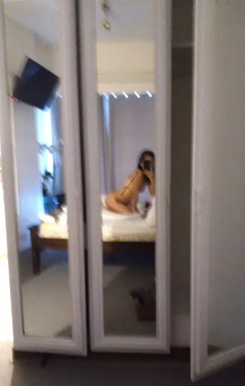 Wanna be on the same mirror with me[?] by prettyconfident1