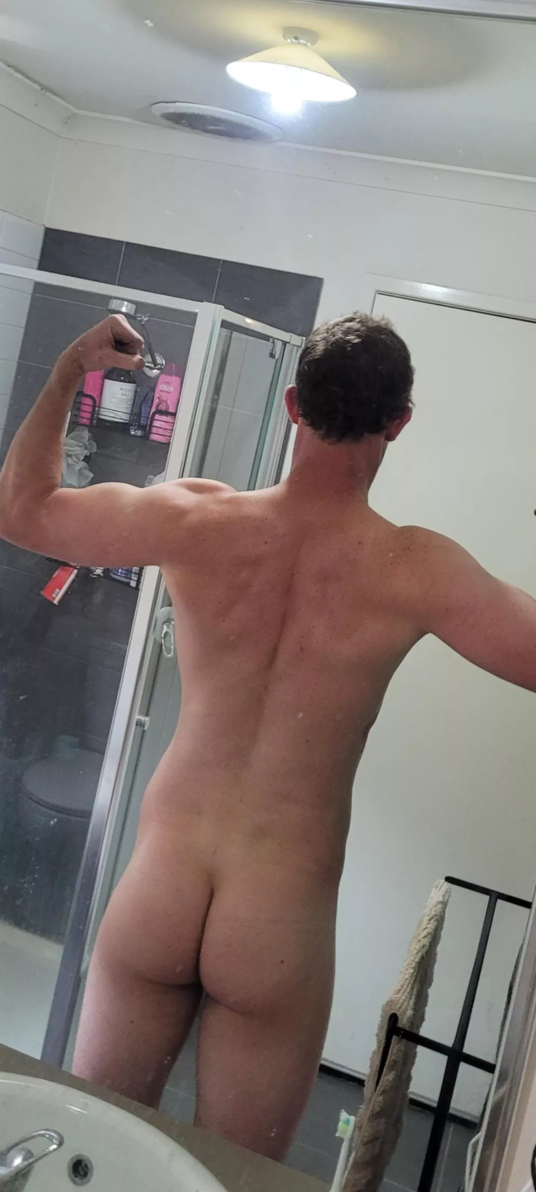 a quick back flex (m) posted by silkybedsheets