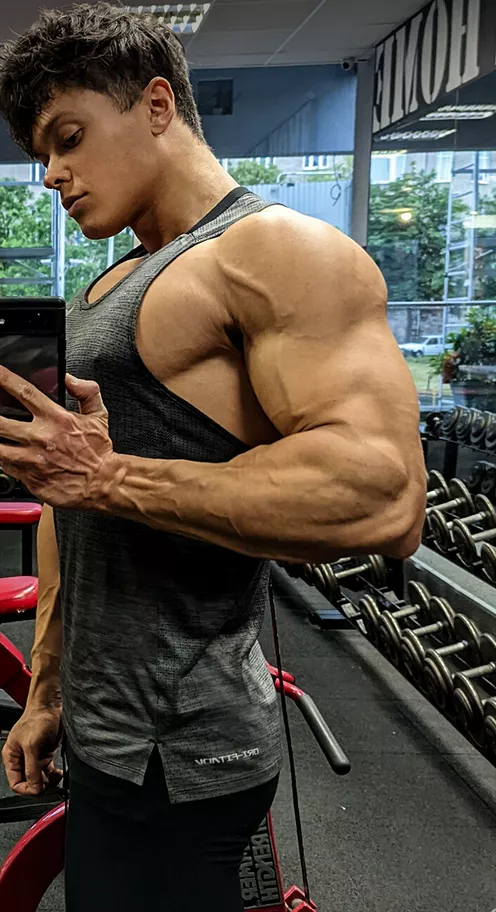 Big forearms and tiny wrists 🤭 posted by AndrewAD9