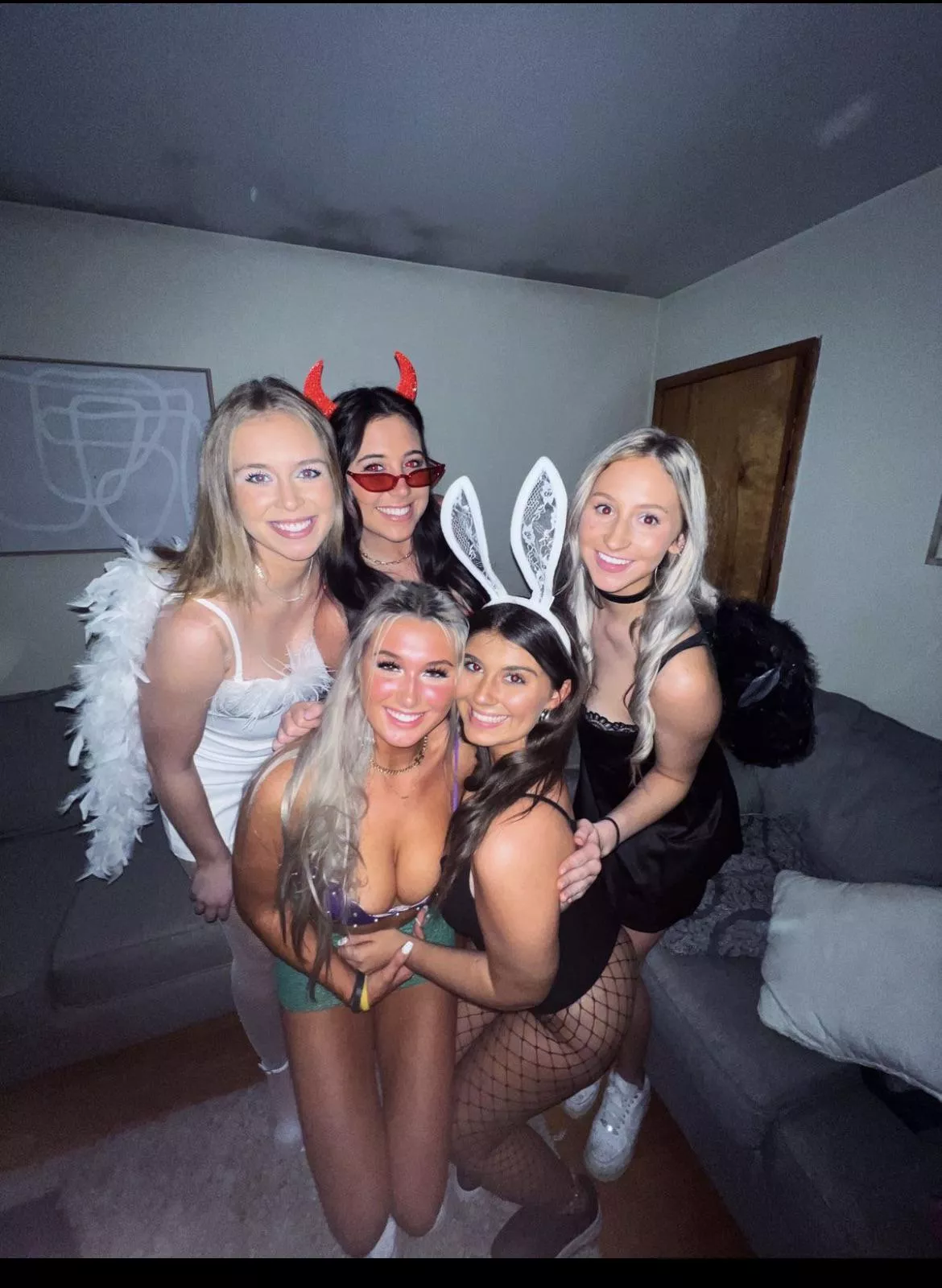 College cuties posted by Wallydinger123