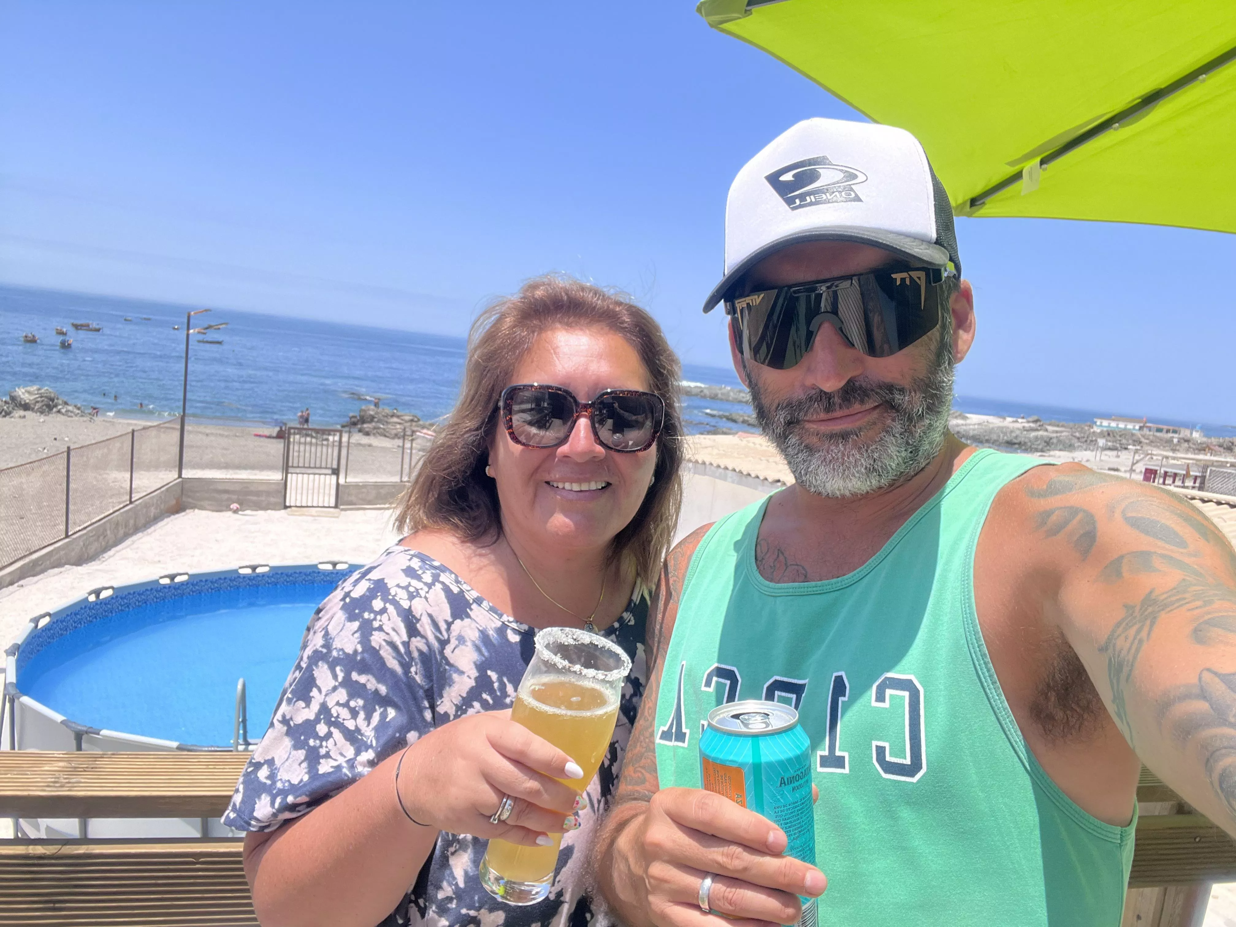 Con mi esposa en la playa posted by CuyaKorn