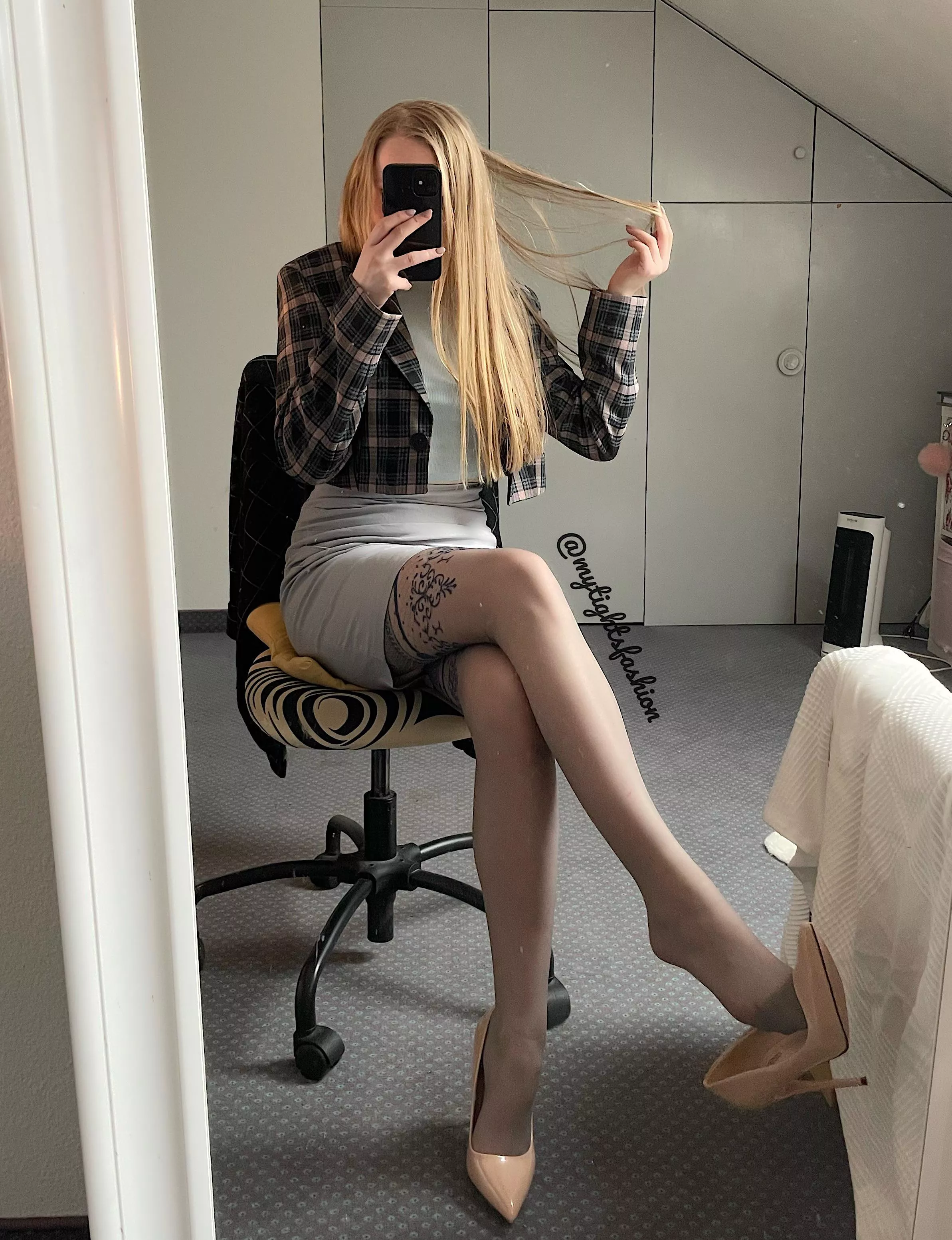 Happy FriYay 🥳 posted by mytightsfashion