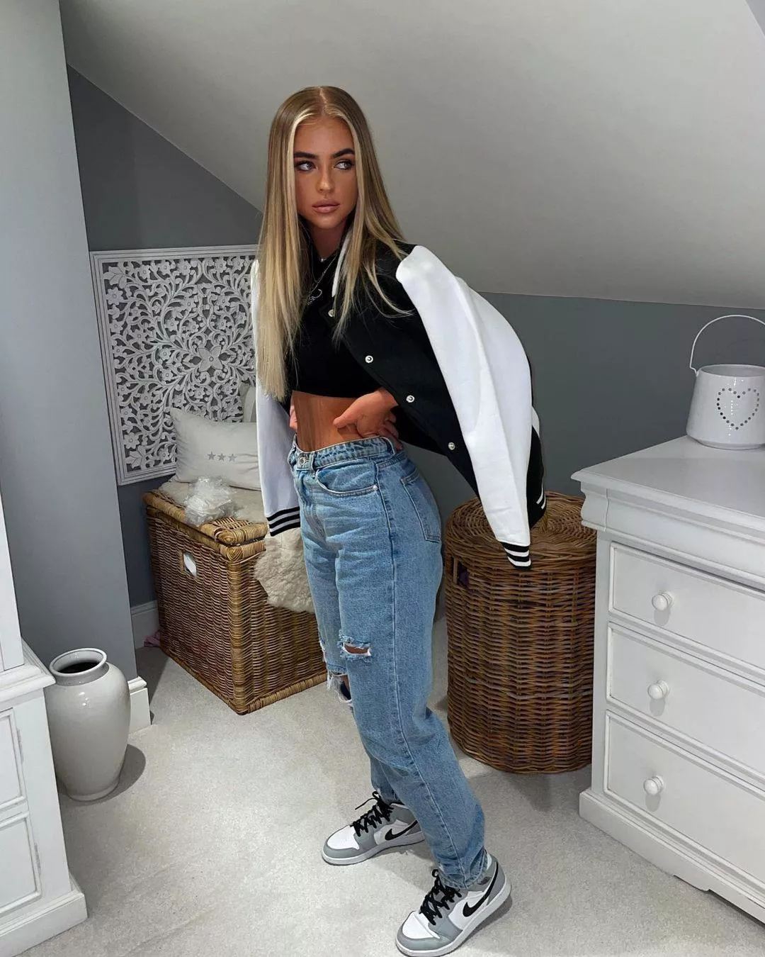 Phoebe posted by Itchy-Remote-4762