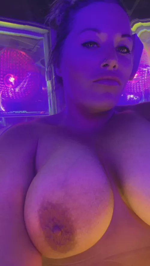 Thick, blonde MILF getting hot in the tanning bed 💦🥵 by rideamercedes