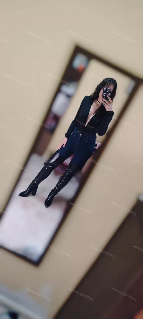 Wishing I had a sub to walk on a leash [F] [OC] by bellaurgoddess