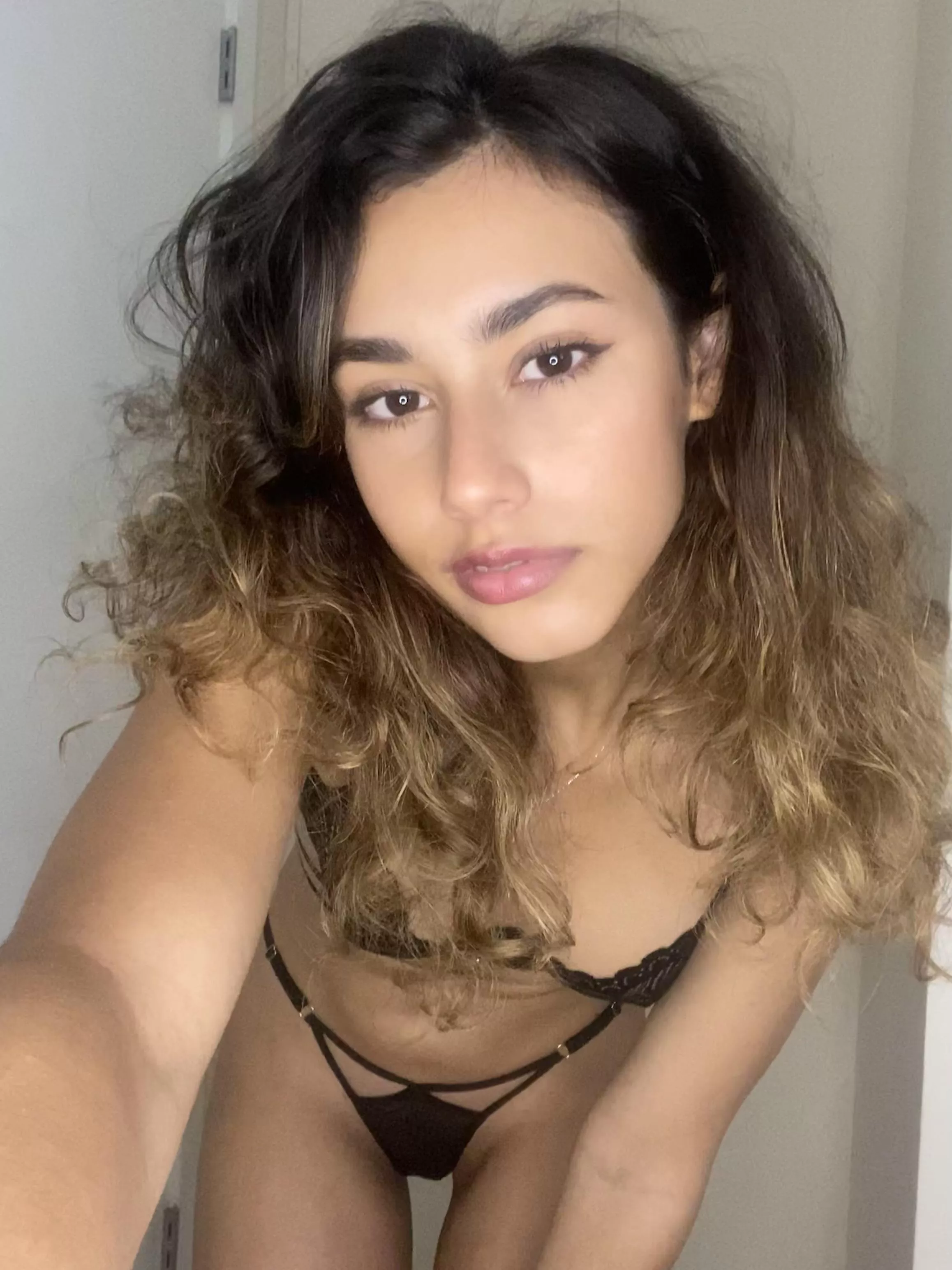 be honest you like girls with curly hair? posted by anaisbananasx