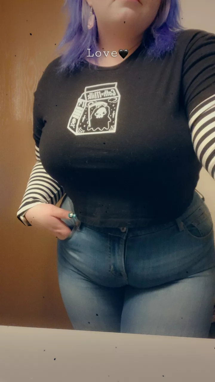 can I be your big titty goth gf? 🎃 posted by goddessandpricess2uu