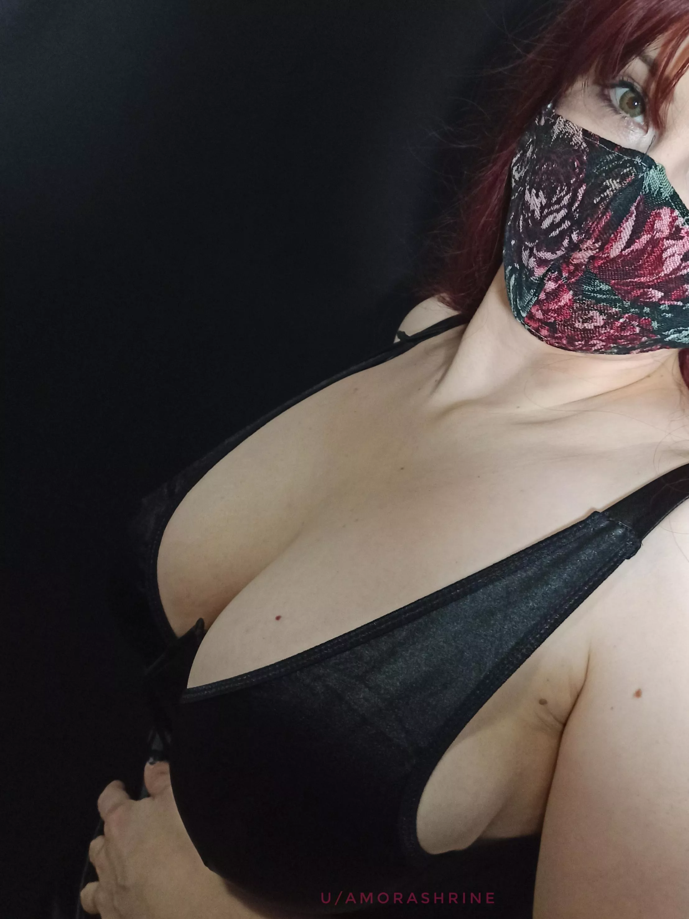 Caught you peeking at my body. What were you thinking? 😉 posted by AmoraShrine