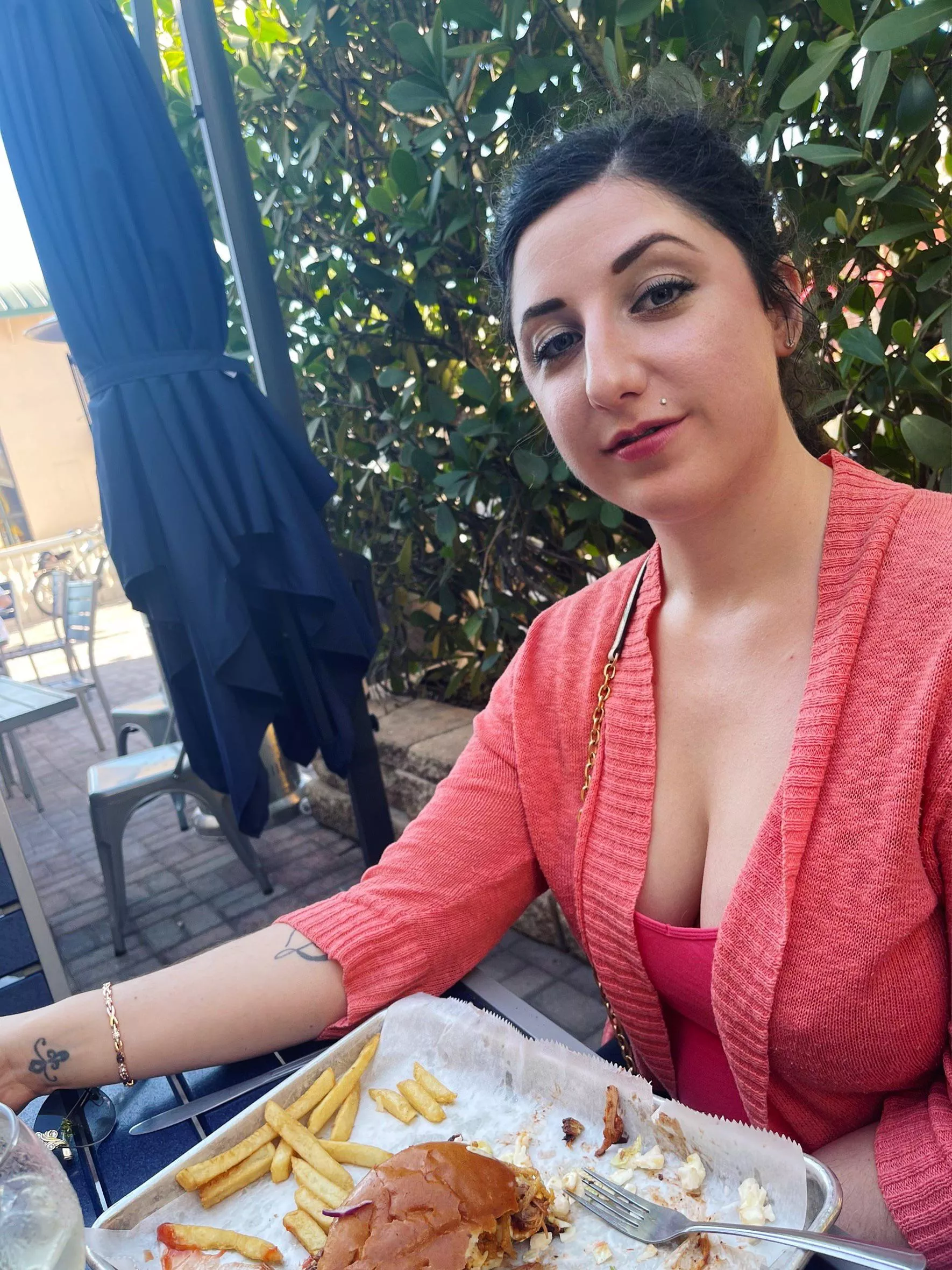 If you saw me at this restaurant, how would you get my attention? posted by addamxeveruinthings