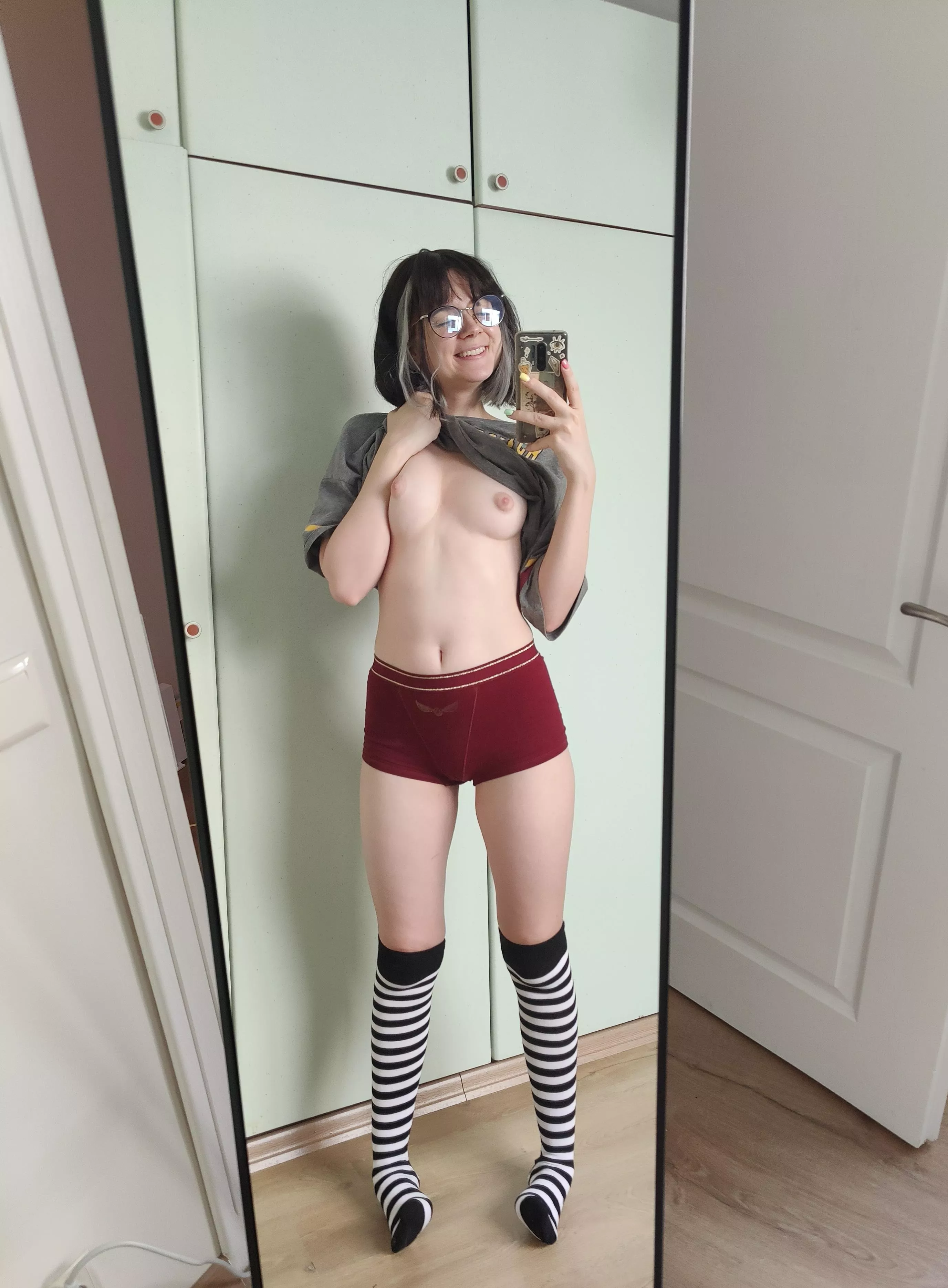 I'm your nerdy-ass roommate posted by yourbabyvillian