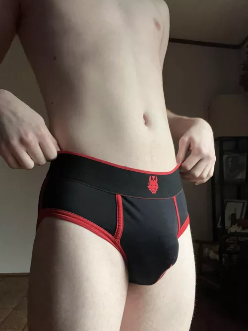 Come see what’s underneath~ by Zaji204