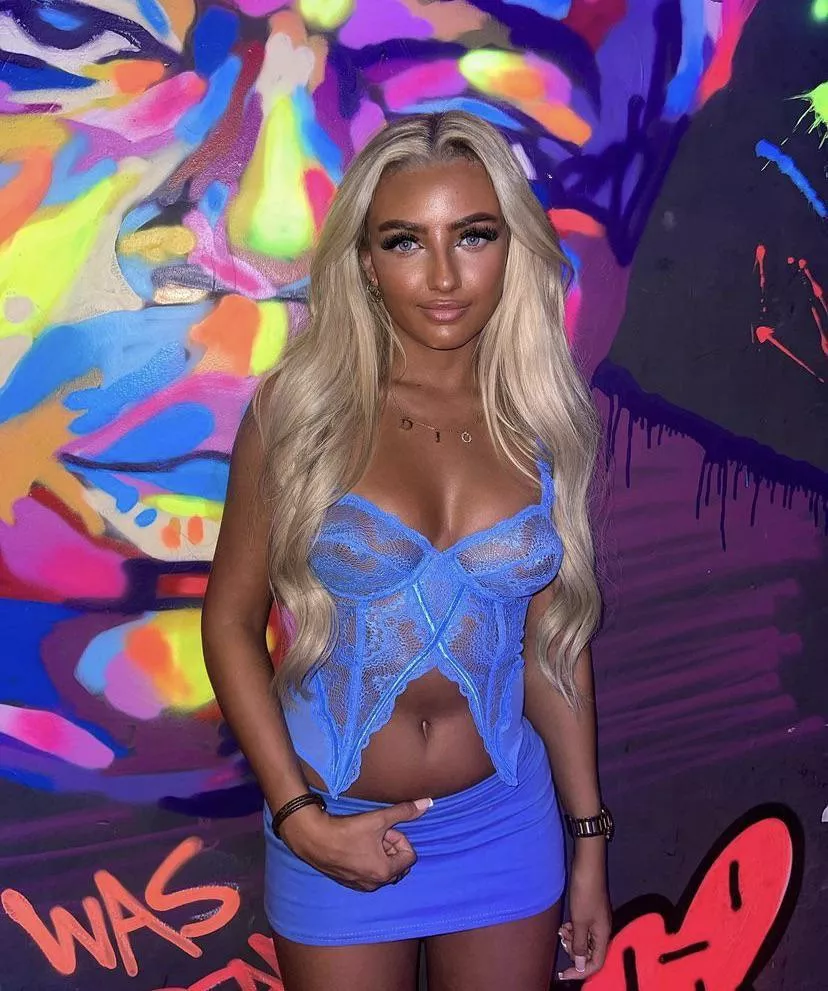 ella and her tanned tits 😈🤤 posted by charlisexyslut