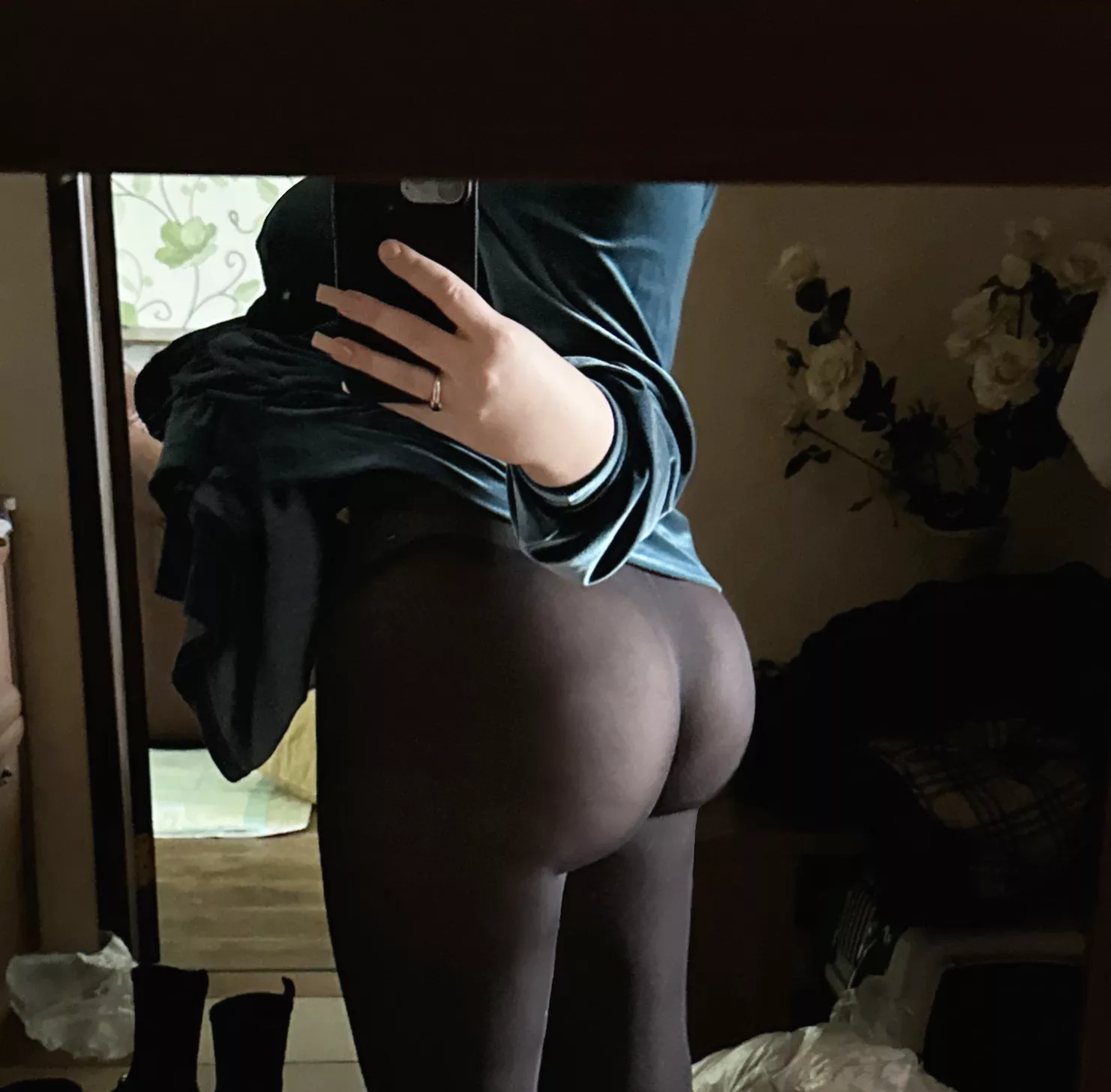 Evaluate the type of tights posted by defiakitten