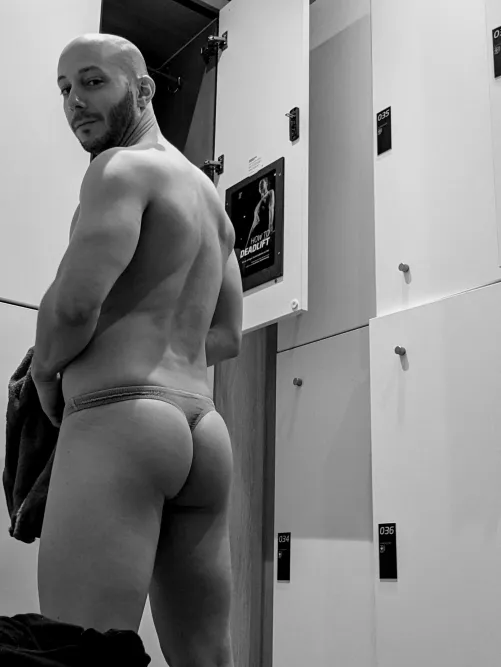 greeting out of the locker room 😉 by mrTHONGbln