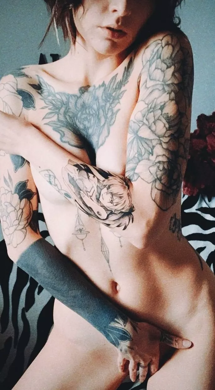 Kiss my tummy while you go lower 😏 [img] posted by Gloria_Rivera