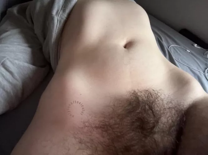 Need me man who loves a hairy woman by GoddessCiaraa