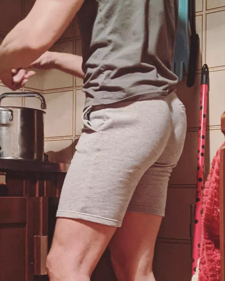 POV I cook for you before rearranging your guts later 🔥♥️ posted by MessyTop23