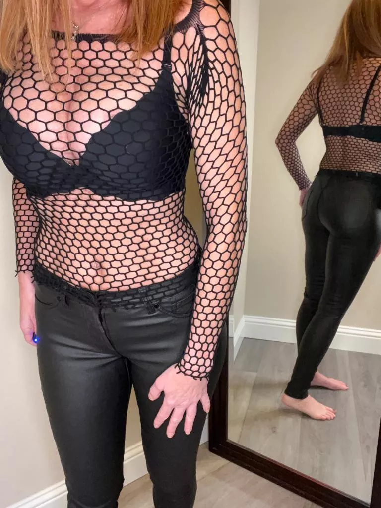 Rocking Saturday night. Can this milf be your groupie? 😘 posted by redheadstickb74