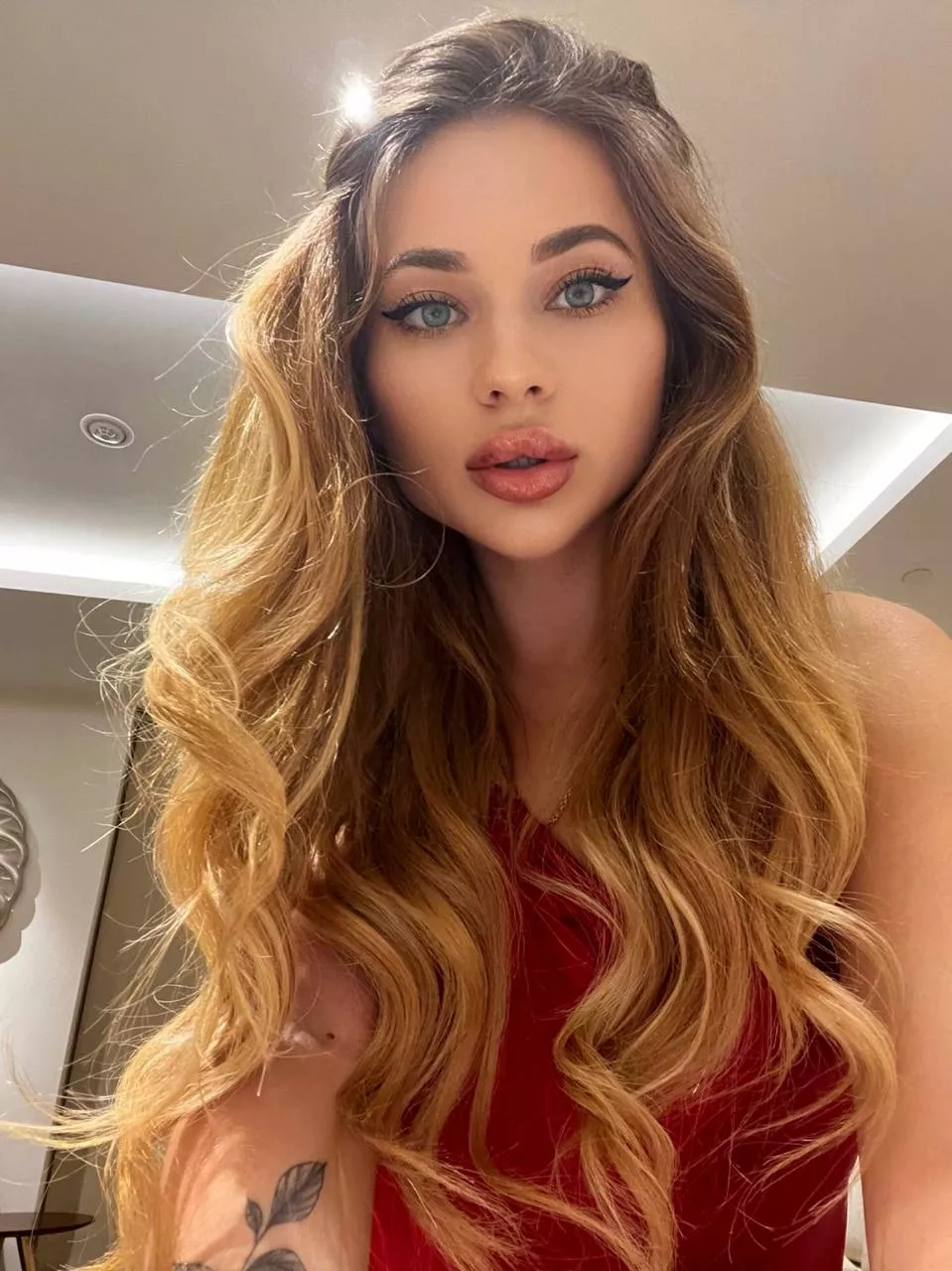 Wearing my favorite color. posted by sunnykitty_