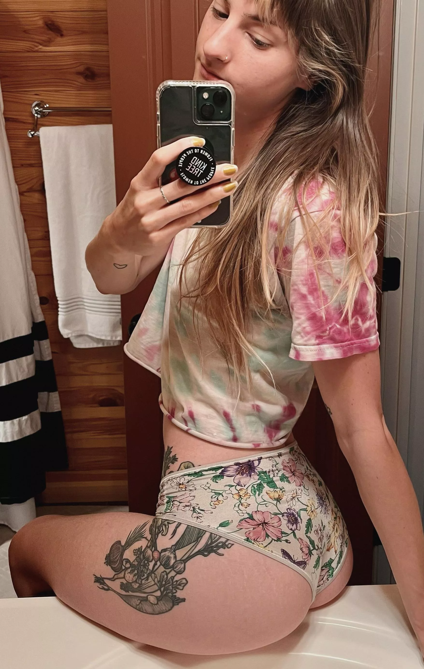 Booty on da sink selfie [oc] posted by stoneyghostkitten
