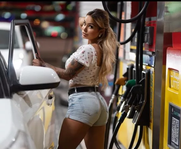 Curvy and cute! by happymoglii