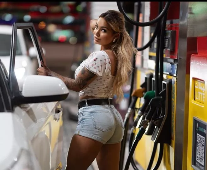 Curvy and cute! posted by happymoglii