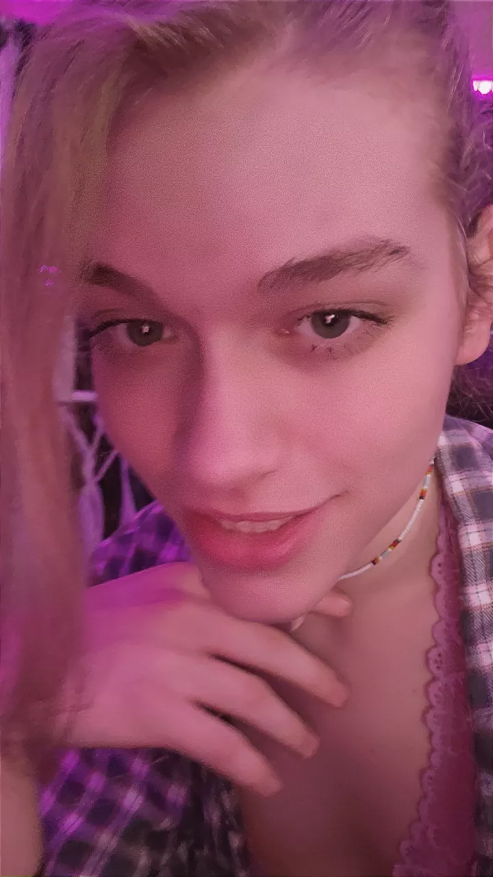 DONT I LOOK SO PRETTYYYYY!! posted by RedHalos