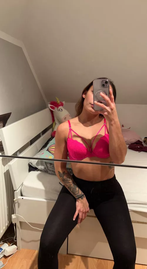 Feeling sexy in my pretty new leggings by FickleWeariness