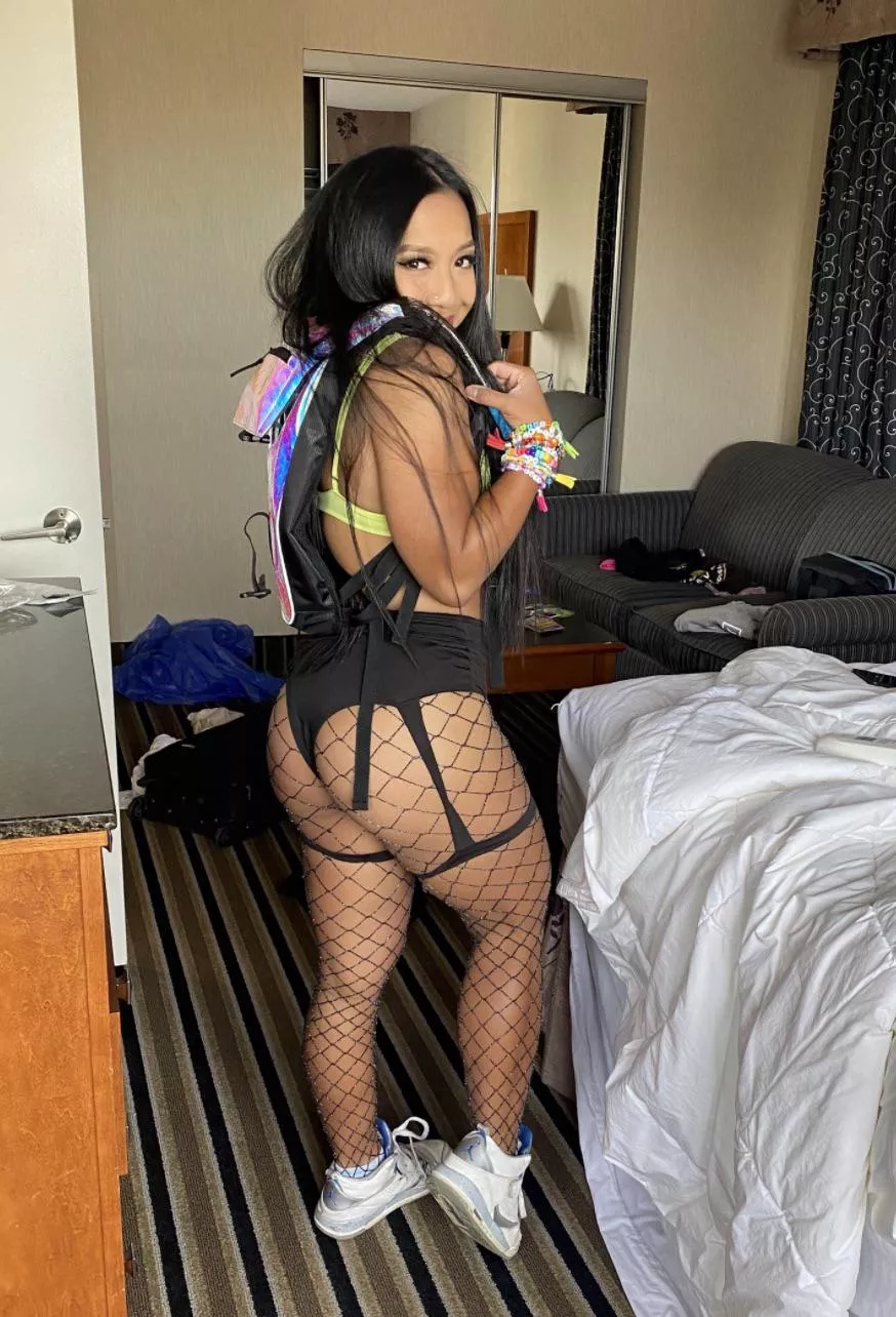 Headbang then bang? posted by fitbadbitchasianxxx