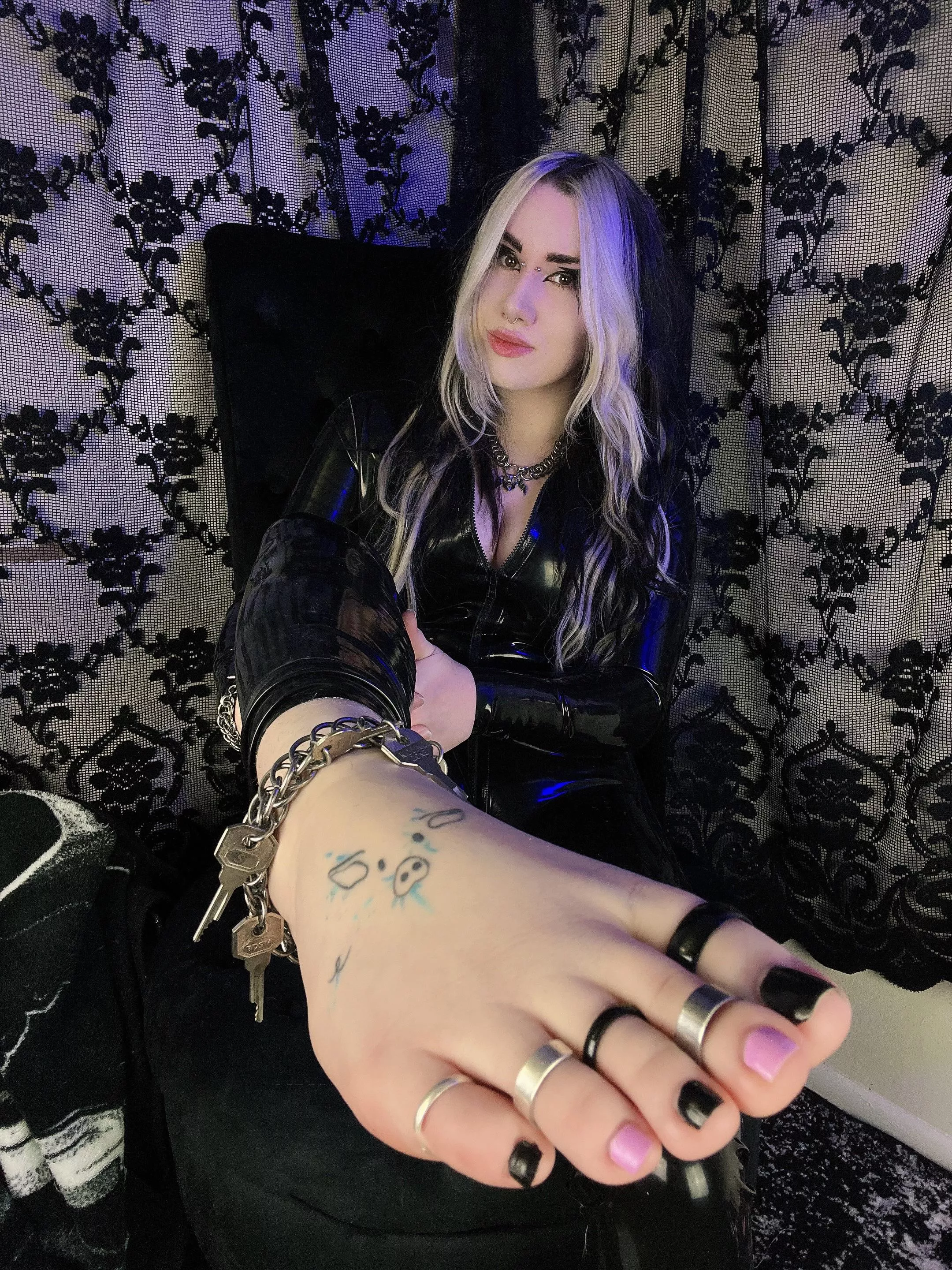 Just wanted to show a close up of my pretty toes and toe rings posted by lexiegrll