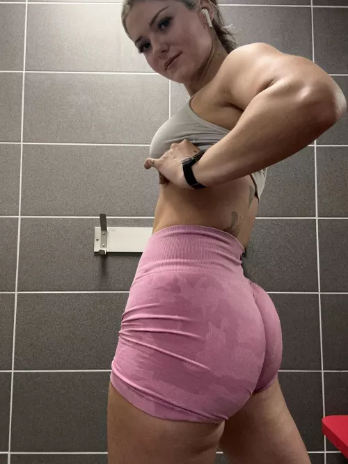 Look at that pump by lolotaylor