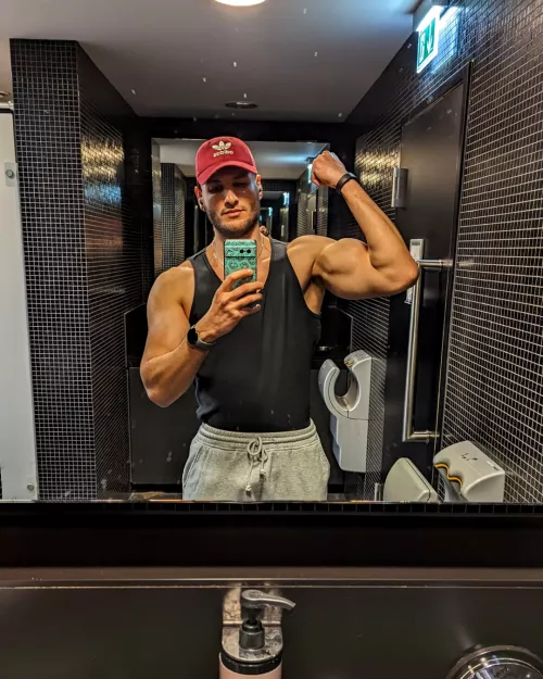 My gym had good lighting so I had to flex a little 💪🏽 by kays1993