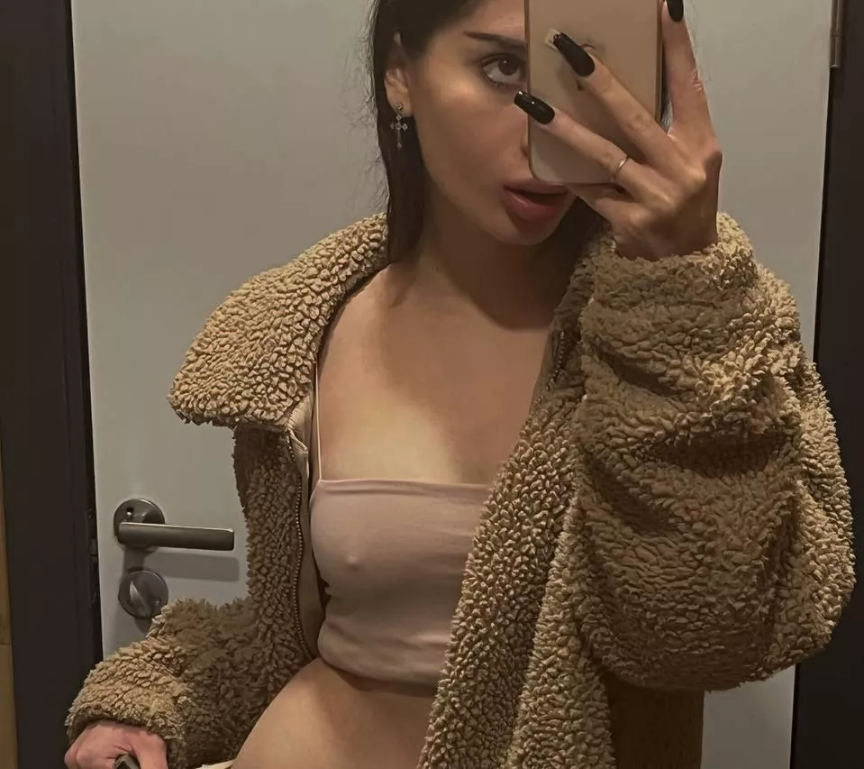 No bra no problems posted by basanoshka