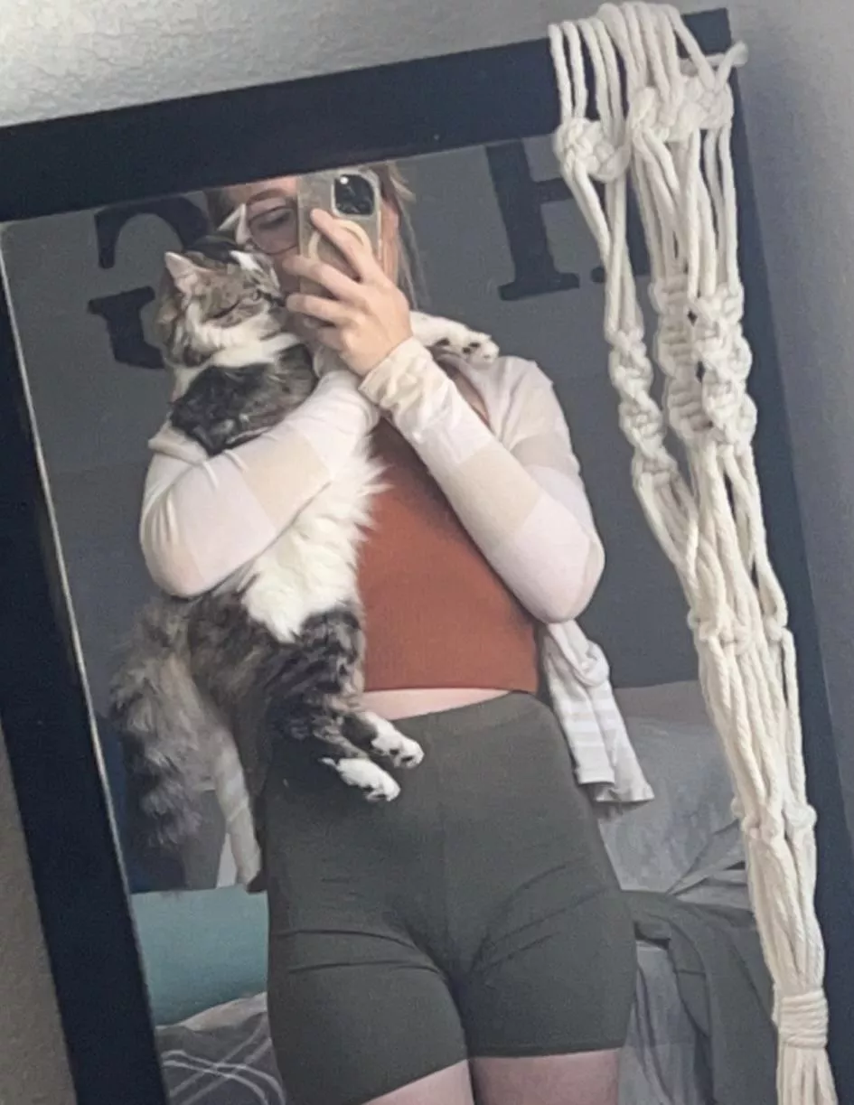 She’s so fluffy 🐈‍⬛ posted by HappyHailey0104