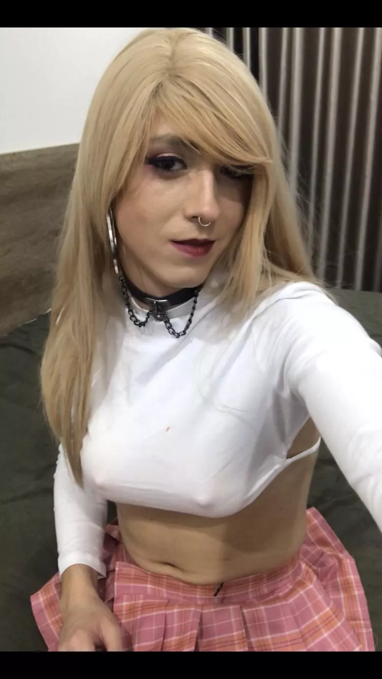 Someone come ruin my makeup?? posted by Lexiibxx